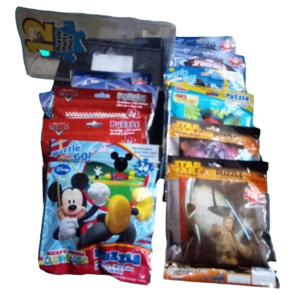 DISNEY PUZZLE ON THE GO NWOT, 12-RESEALABLE PUZZLES IN PACKAGE 📦 AND CASE.